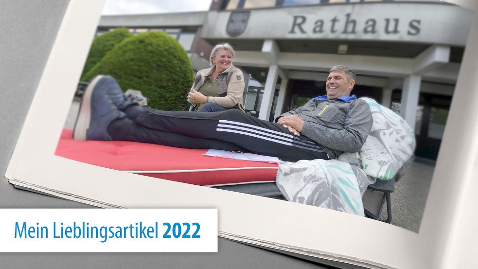 Takea und Harald Hartmann haben sich vor dem Rathaus postiert. Sie sind fest entschlossen, als erste den Zuschlag für einen Bauplatz zu bekommen. Foto: Ortgies