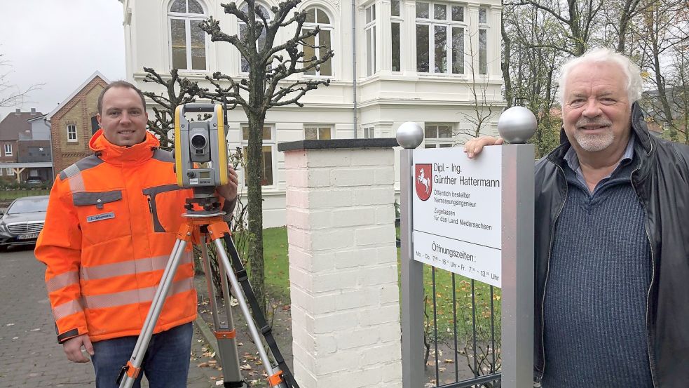Günther Hattermann (rechts) übergibt das Emder Vermessungsbüro zum Jahreswechsel an seinen Sohn Aiko Hattermann. Der Junior steht an einem Tachymeter, das ein wichtiges Gerät für Vermesser ist. Foto: H. Müller