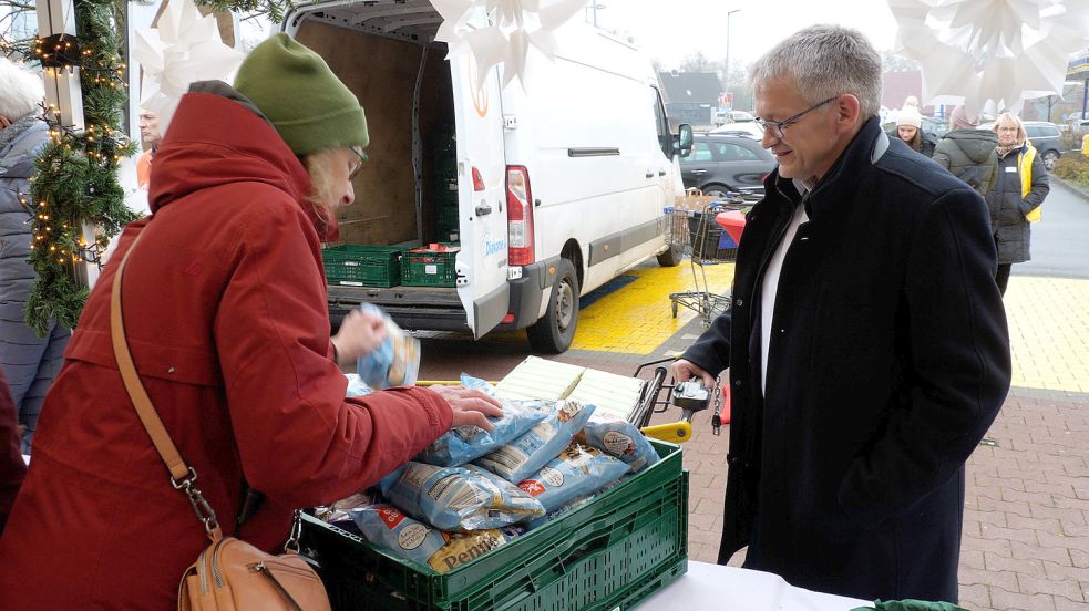 Nudeln in Hülle und Fülle: Landrat Olaf Meinen liefert seine Beute beim Lions-Club Frisia Orientalis ab. Club-Mitglied Insa Steffens zählt die Packungen. Im Hintergrund steht der Transporter der Tafel. Foto: Mohr