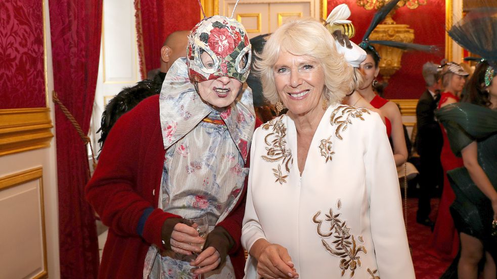 Auch bei offiziellen Auftritten eigenwillig: Dame Vivienne Westwood (l), mit Camilla, der Ehefrau von König Charles III. Foto: PA Wire