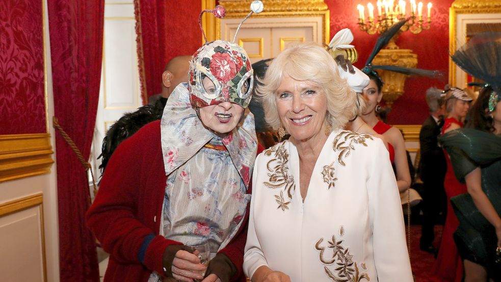 Auch bei offiziellen Auftritten eigenwillig: Dame Vivienne Westwood (links), mit Camilla, der Ehefrau von König Charles III. Foto: PA Wire/DPA