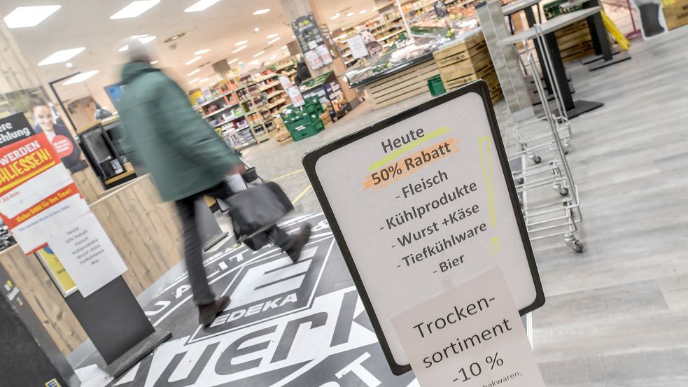 Mit Aufstellern hat die Marktleitung im Edeka auf die Schließung aufmerksam gemacht. Fotos: Ortgies