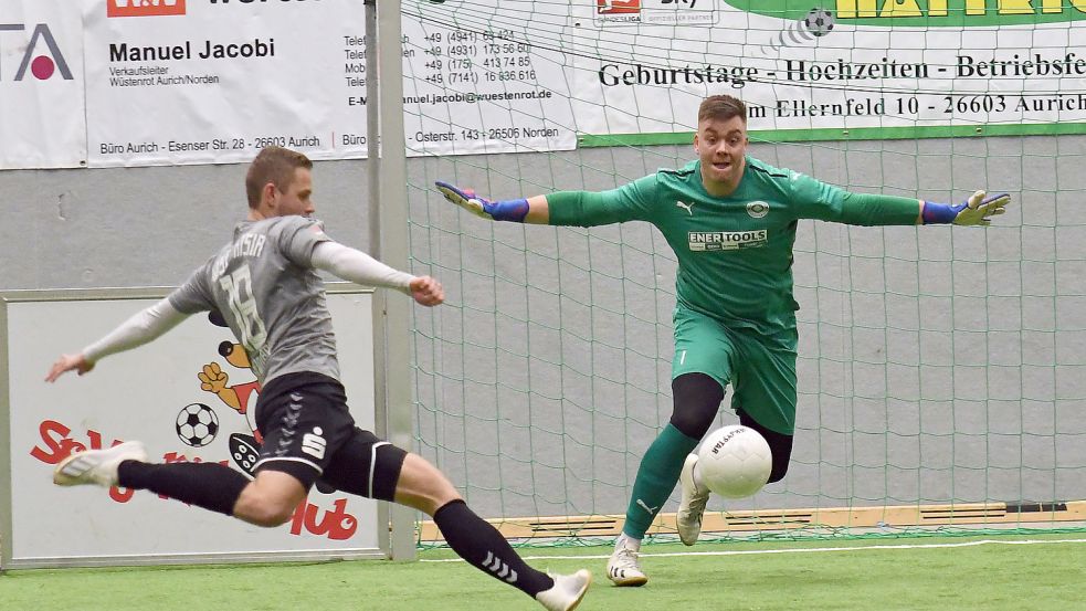 Budenzauber zwischen Frisia Wilhelmshaven und dem SV Großefehn. Fotos: Doden/Blomberg