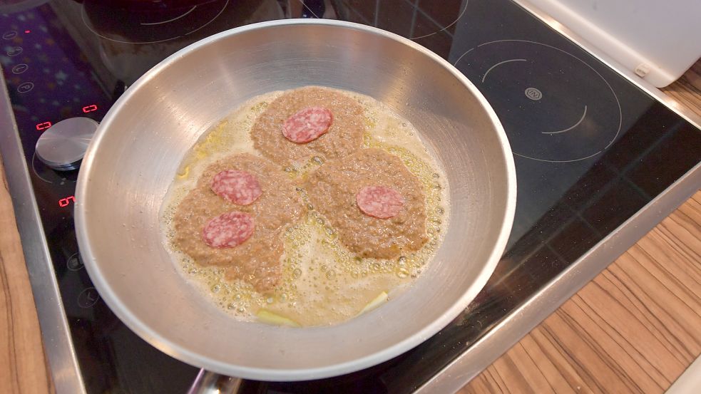 In der Pfanne müssen die Speckendicken von unten garen, bevor man sie umdreht. Foto: Ortgies