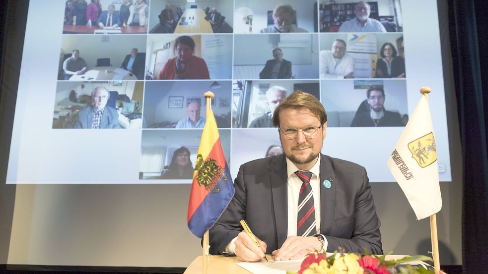 Im März 2021 unterzeichnet Oberbürgermeister Tim Kruithoff für Emden das Protokoll zur Fortsetzung der Städtepartnerschaft mit Archangelsk. Ein Jahr später wurde die Beziehung offiziell und auf unbestimmte Zeit auf Eis gelegt. Foto: Stadt Emden/Archiv