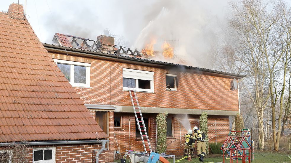 Die Feuerwehr versucht den Brand auf dem Dach des Gebäudes zu löschen. Die Einsatzkräfte haben dafür eine Drehleiter nachgeordert. Fotos: Passmann