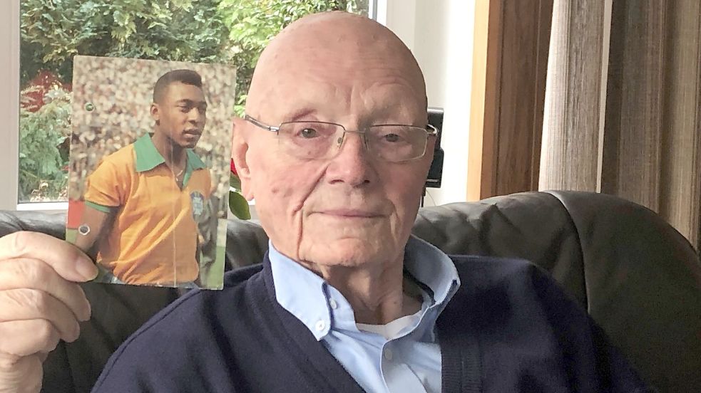 Erwin Türk zeigt ein Bild mit dem jungen Pelé. Foto: Herzog