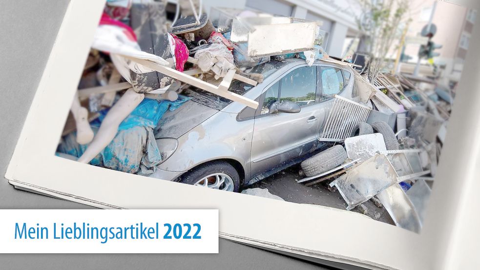 Ein Auto liegt nach dem Hochwasser im Juli 2021 unter Trümmern in Stolberg. Das Wasser hat in der Stadt große Schäden angerichtet. Foto: Marius Becker/dpa