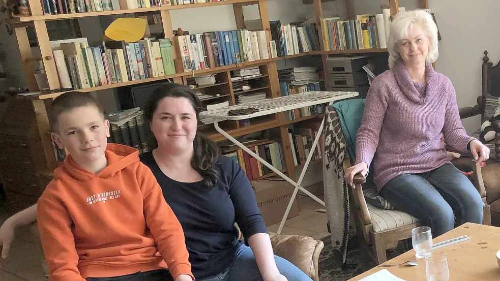 Liia Abdullina (zweite von links) kümmert sich als Übersetzerin in Emden unter anderem um die Familie Hyrnyk. Das Bild zeigt sie zusammen in einer Wohnung, in der die Ukrainer seit Anfang März wohnen können. Foto: Päschel