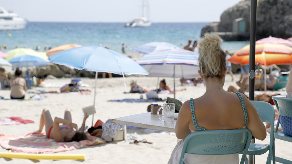 Eine Urlauberin am Strand von Mallorca. Foto: Margais/dpa