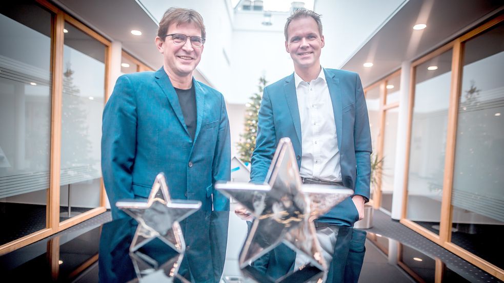 RVB-Chef Johann Kramer (links) und sein Vorstandskollege André Kasten hatten unangenehme Tage nach den Anschuldigungen gegen die Bank durch das „Dschungelboot“. Foto: Cordsen