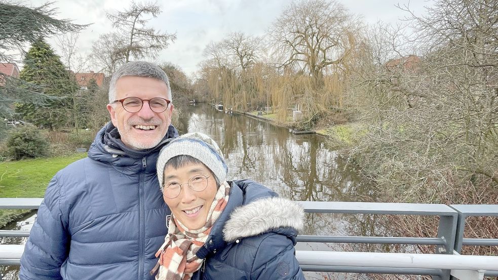 Klaus Bruckmann und Dr. Eun-Huei Chae mögen den Blick von der „Schiefen Tille“ auf „ihr“ Herrentor. Fotos: Päschel