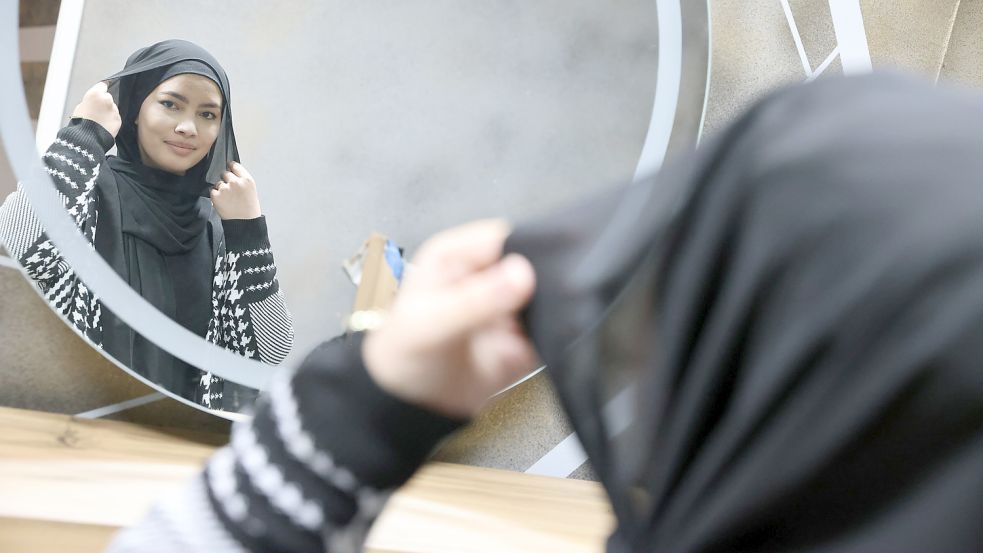 Soman Mohammadi trägt Kopftuch – und kann es auch beim Friseur nicht einfach so abnehmen. Denn: Frauen mit Hijab dürfen ihre Haare keinen fremden Männern zeigen. In Emden gibt es nur einen Salon, der sich darauf eingestellt hat. Foto: Hock