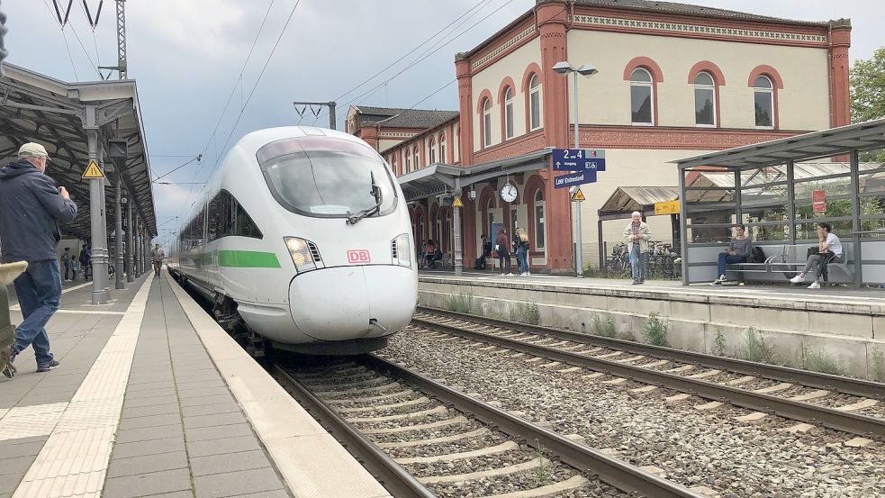 Wenn der Fahrstuhl am Leeraner Bahnhof den Geist aufgibt, haben Rollstuhlfahrer ein großes Problem. Foto: Archiv