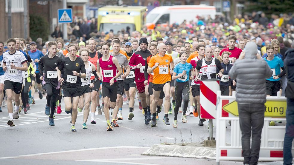 Rund 500 Freizeit-, Hobbyläufer und Nordic Walker nahmen am 42. Emder Silvesterlauf teil. Foto: Doden/Emden
