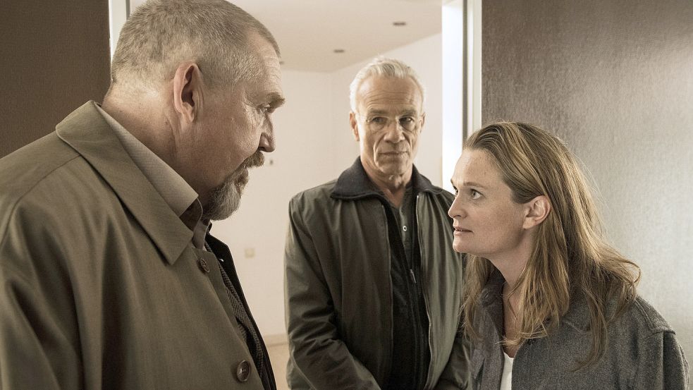 Sonja Schenk (Natalie Spinell) nimmt ihren Freund Karim in Schutz - auch gegen ihren Vater Freddy Schenk (Dietmar Bär, l) und dessen Kollegen Max Ballauf (Klaus J. Behrendt). Foto: WDR/Bavaria Fiction GmbH/Martin Valentin Menke