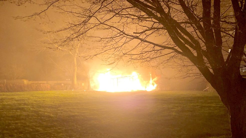 Es brennt in Borssum: Die Emder Feuerwehr rückte in der Silvesterschicht neun Mal zu Einsätzen wie diesem aus. Foto: Feuerwehr Emden