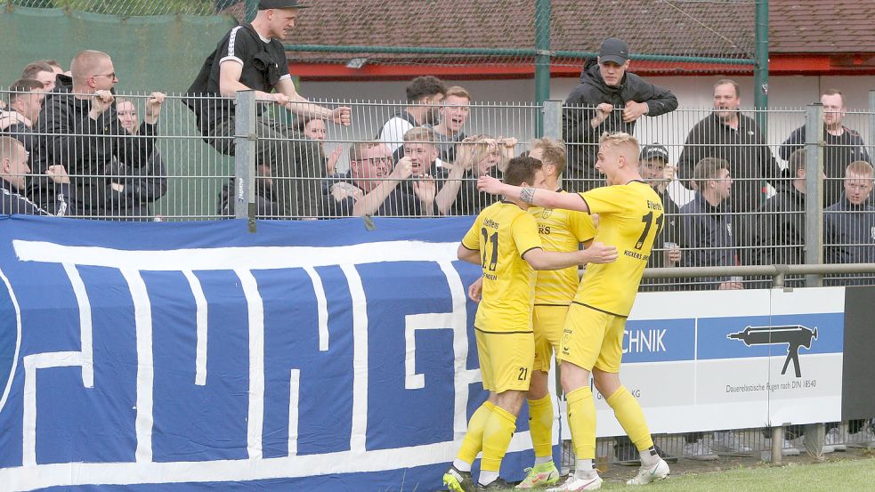 Kickers bejubelt einen Treffer vor dem Fanblock. Foto: Doden/Emden