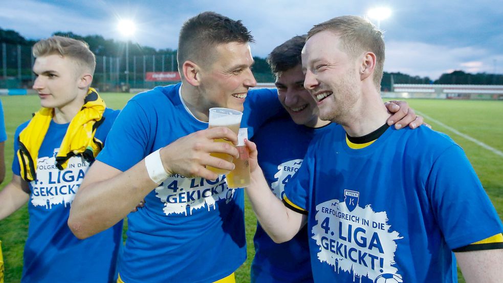 Prost auf den Aufstieg: Bastian Dassel und Matthias Goosmann sind den ganzen Weg von der Landes- bis in die Regionalliga mitgegangen. Foto: Doden/Emden