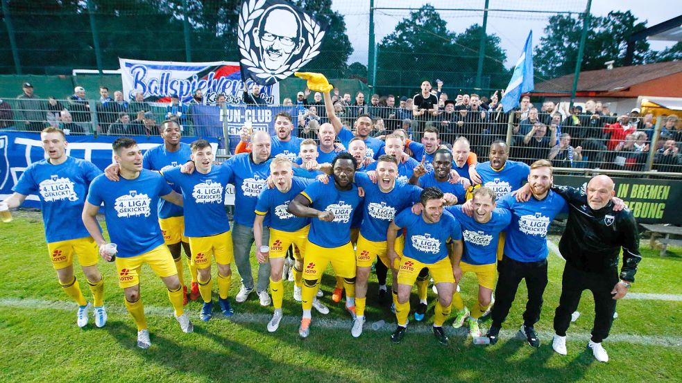 Nach dem Spiel schlüpften die Spieler in Aufstiegs-Shirts. Foto: Doden/Emden