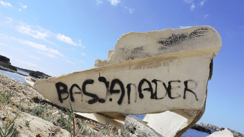 Ein zerborstenes Flüchtlingsboot am wilden Strand vom Küstenort Colonia de Sant Jordi auf Mallorca. Foto: imago images/Udo Gottschalk