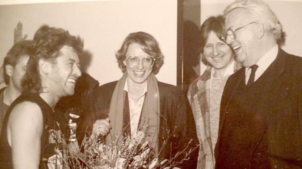 Besuch in der Garderobe: Nach einem Benefizkonzert von Sänger Peter Maffay (links bedankten sich die Kunsthallen-Stifter Eske und Henri Nannen bei dem Künstler. Mit dabei war Matthias Höllings (2. von rechts). Foto: I. Müffelmann/Archiv