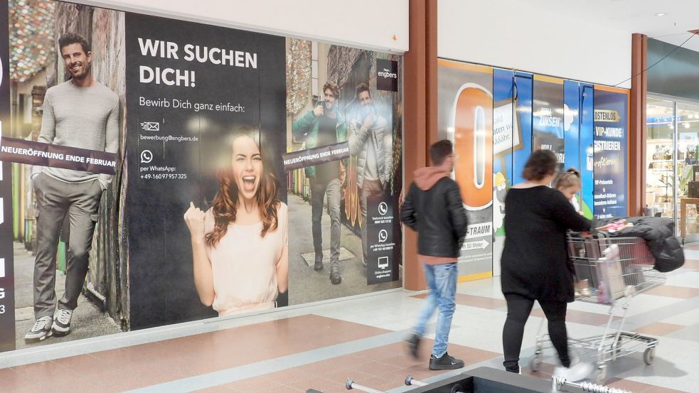 Ende Februar soll laut Plakat das Mode-Unternehmen „Engbers“ seine neue Niederlassung im DOC eröffnen. Foto: F. Doden