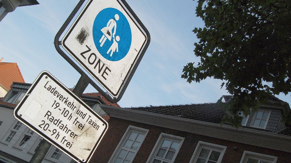 Lieferfahrzeuge und Taxis dürfen zwei Stunden länger in die Auricher Fußgängerzone fahren als Fahrräder. Foto: Archiv/Luppen