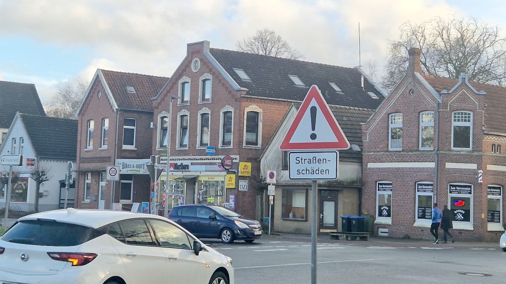 Wer am Kreisel in Weener in die Risiusstraße abbiegt, wird vor Straßenschäden auf der L15 gewarnt. Foto: Gettkowki