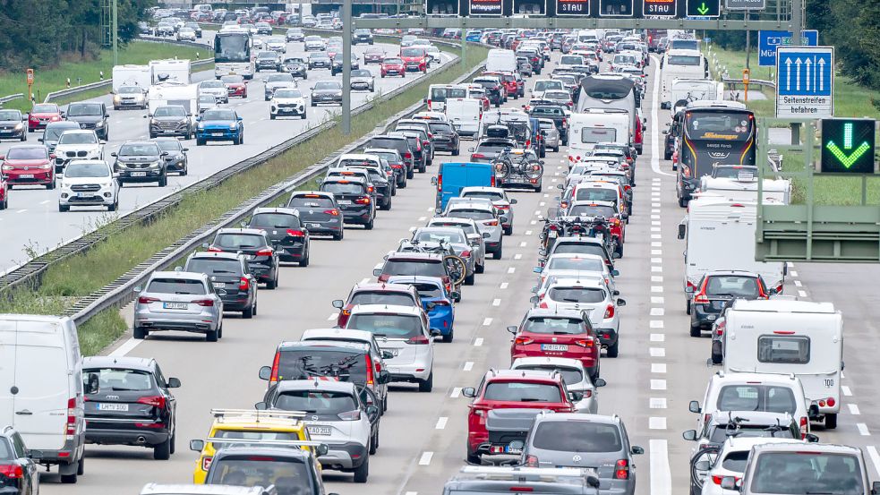 Ein Unfall hat am Montagnachmittag einen langen Stau auf der A1 nach sich gezogen. Foto: Peter Kneffel / dpa