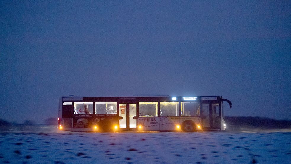 Vor allem in den Abendstunden wünschten sich die Jugendlichen mehr Busse nach Leer und zurück. Foto: Gollnow/DPA