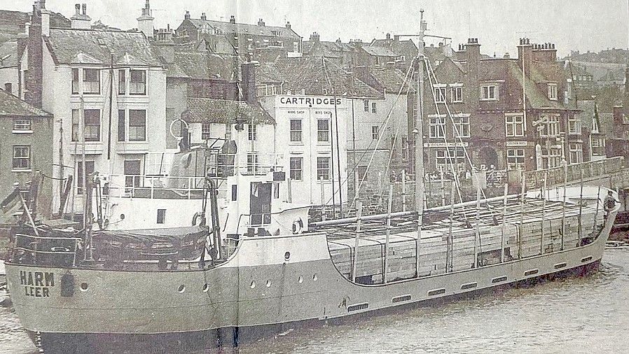 Die MS „Harm" läuft in einen Hafen in England ein. 1976 lief Peter Krämer mit dem Schiff aus Leer in der Ostsee auf einen Felsen. Foto: Privat