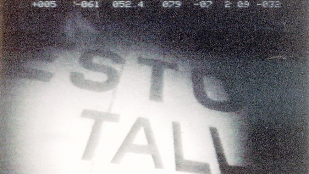 Eine Videostandbild von einem Tauchgang zeigt den Schriftzug der im September 1994 gesunkenen Ostsee-Fähre „Estonia“. Foto: STT-Lehtikuva/dpa