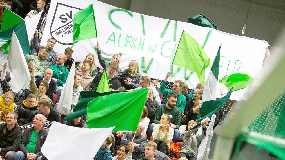 Am Montag sorgte mit dem SV Wallinghausen erstmals ein Verein bei diesem Aurich-Cup für kräftig Stimmung auf der Tribüne. Vor allem beim 2:1-Derbysieg gegen die SpVg Aurich trieben die Anhänger den SVW nach vorne. Fotos: Doden, Emden