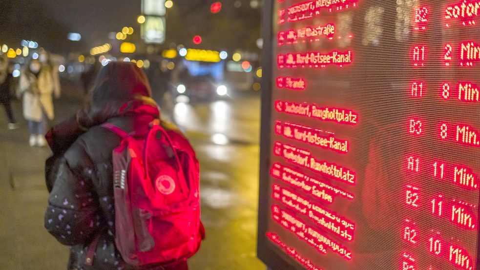 Aus Städten kennt man sie bereits, nun kommen auch an die Haltestellen im Landkreis Leer digitale Anzeigetafeln. Foto: Molter/DPA