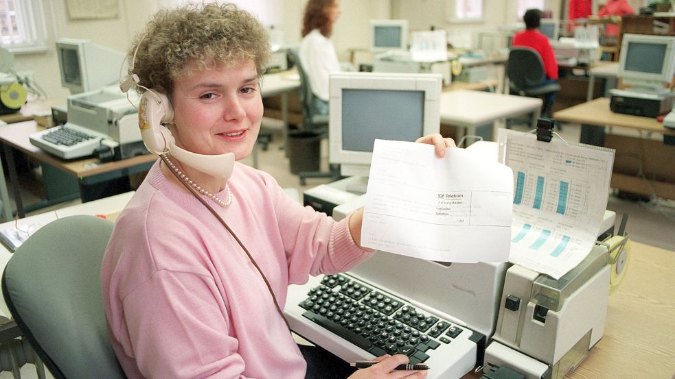 Eine Mitarbeiterin nimmt am 7. Januar 1994 im Fernmeldeamt Erfurt ein Telegramm entgegen. Jetzt wird das Angebot deutschlandweit endgültig eingestellt. Foto: Heinz Hirndorf/dpa-Archiv