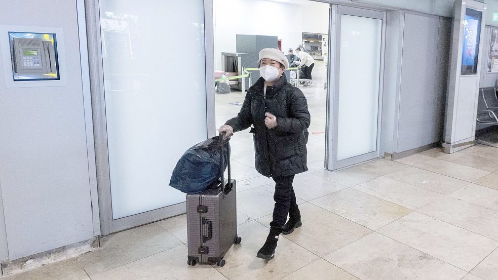 Eine Passagierin kommt am spanischen Flughafen in Madrid aus, China, an. Angesichts rasant steigender Corona-Zahlen in China verlangt Spanien von Reisenden aus der Volksrepublik bei der Einreise einen Corona-Test oder eine vollständige Impfung. Foto: Alberto Ortega/EUROPA PRESS/dpa
