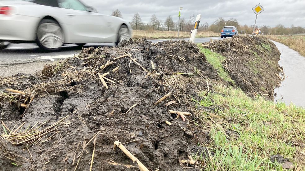 Noch liegen Gestrüpp und Schlamm an der Nüttermoorer Straße. Bald ist er aber wieder weg. Foto: Kierstein