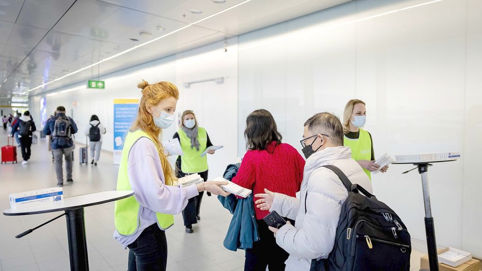 Reisende aus China erhalten in den Niederlanden einen Selbsttest bei der Ankunft. Foto: ROBIN VAN LONKHUIJSEN