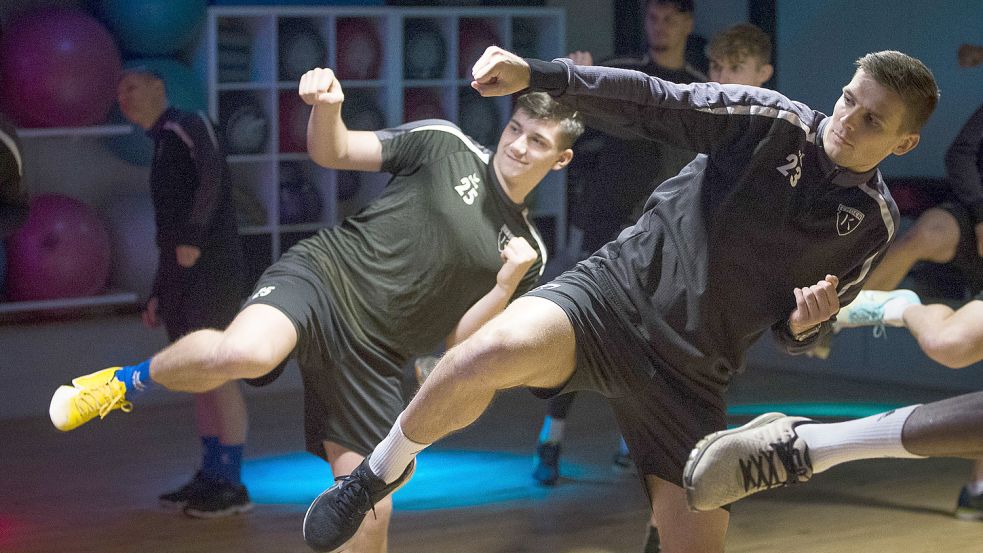 Zum Trainingsstart traf sich Kickers für eine besondere Einheit im Fitnessstudio. Fast synchron absolvieren Kapitän Bastian Dassel (rechts) und Nachwuchsmann Dirk Frerichs eine Übung. Foto: Doden/Emden