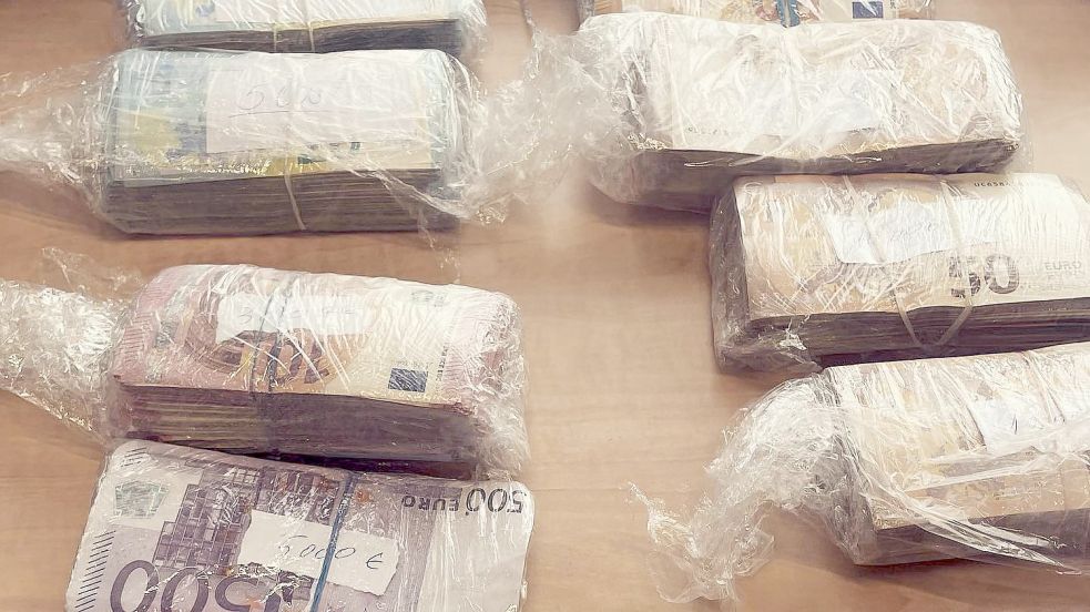 Das Bargeld war in Bündeln von der niederländischen Polizei sichergestellt worden. Foto: Politie Veluwe-West