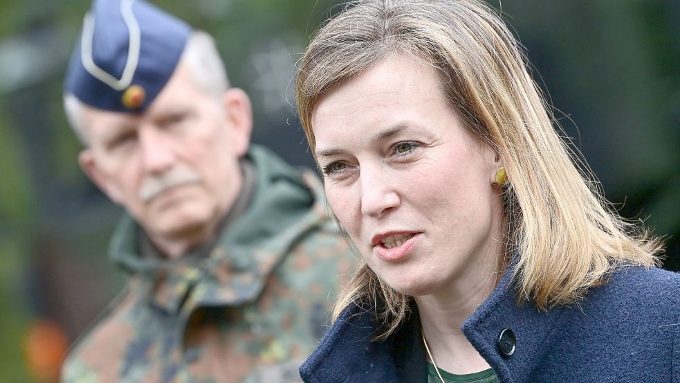 Siemtje Möller aus Varel, hier bei einem feierlichen Appell der Bundeswehr in Strausberg (Brandenburg), ist Staatssekretärin. Wäre sie die bessere Verteidigungsministerin? Foto: Pleul/dpa