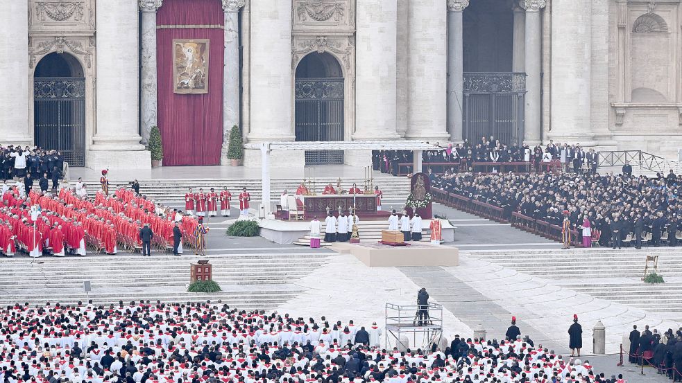 Vor dem Petersdom in Rom zelebrierte Papst Franziskus die Beerdigung des emeritierten Papstes Benedikt XVI.. Foto: imago/Ulmer