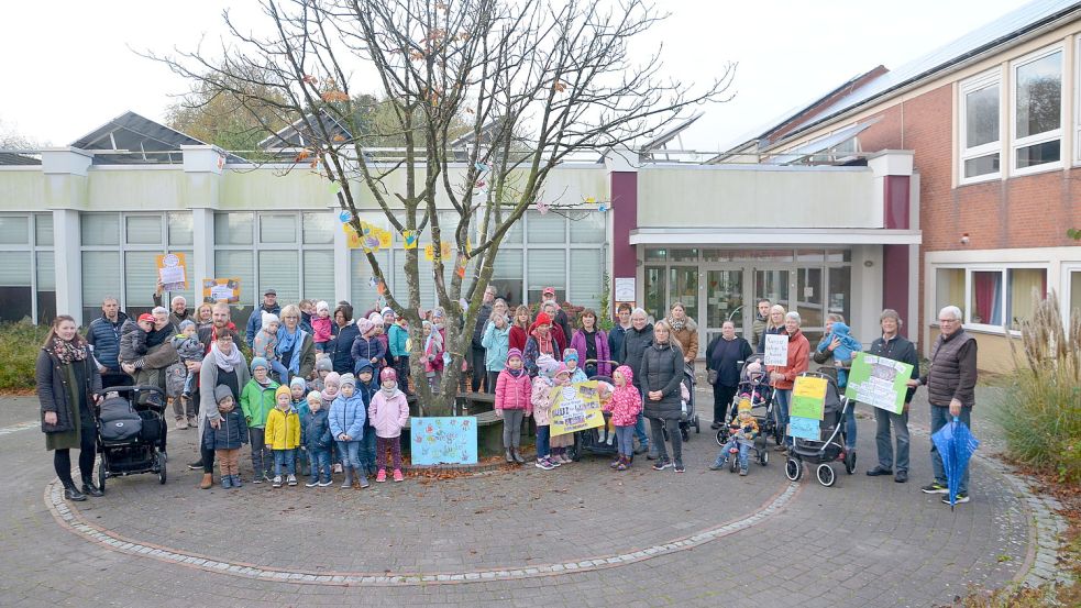 Als sich ein Gutachter von Biregio Ende Oktober die Grundschule in Jennelt ansah, kamen etwa 70 Personen zu einem stillen Protest zusammen. Die BI hofft darauf, dass möglichst alle Grundschul-Standorte in der Krummhörn erhalten bleiben. Archivfoto: Hillebrand
