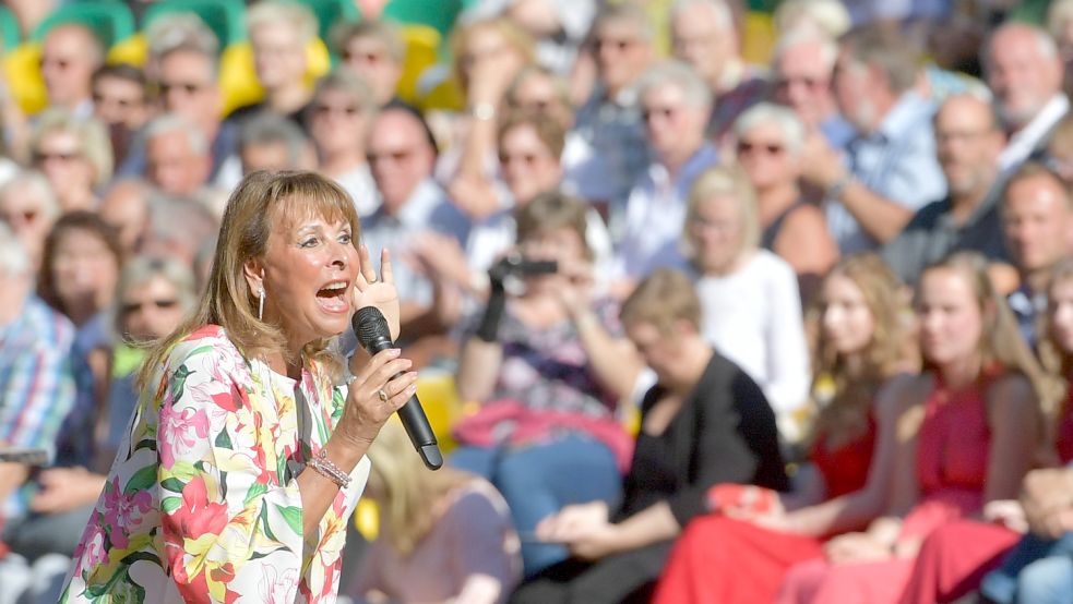 Ireen Sheer hat bei der Wahl der Blütenkönigin 2022 auf der Freilichtbühne in Wiesmoor gesungen. Foto: Ortgies