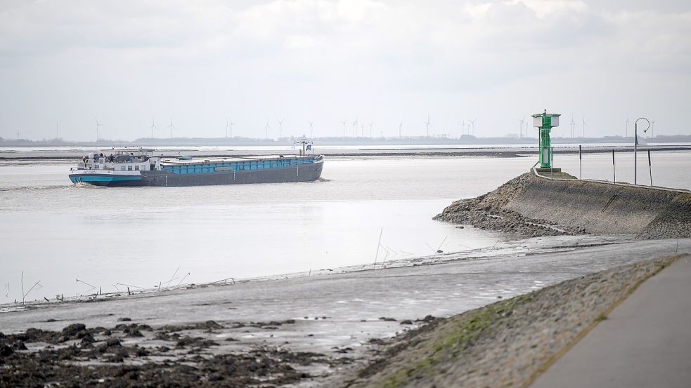 Der Schifffahrtsweg vom Emder Hafen zur Nordsee soll vertieft werden. Foto: Sina Schuldt/dpa