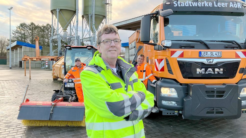 Jan Tülp, bei den Stadtwerken Leer für den Winterdienst zuständig, und seine Mitarbeiter versuchen Salz möglichst effektiv einzusetzen. Foto: Kierstein