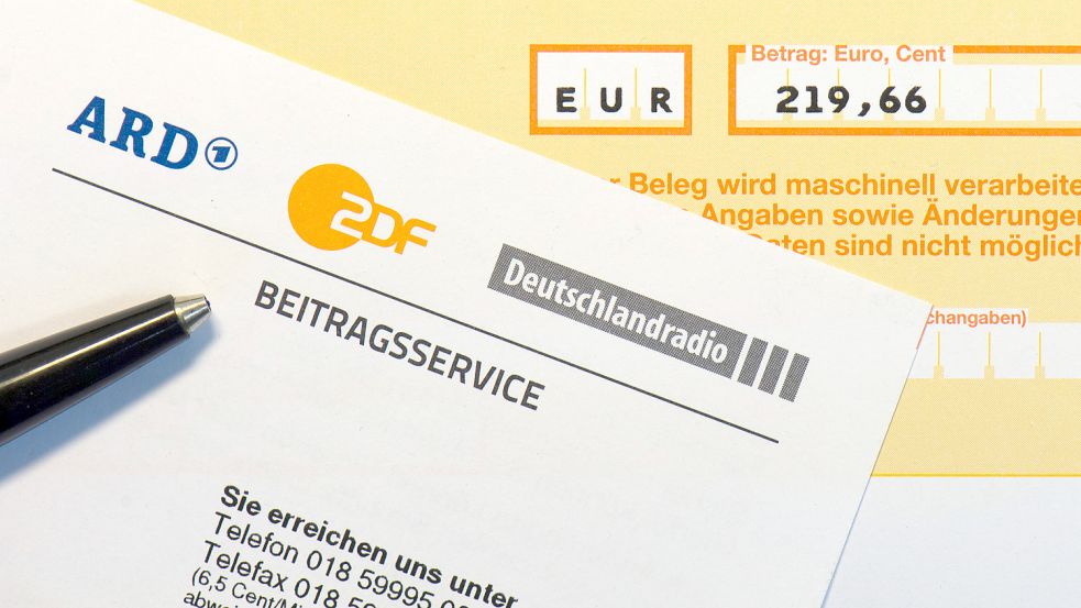 Wer den Rundfunkbeitrag selbst überweist, muss ab Januar 2023 aufpassen, denn es gibt neue Bankverbindungen. Foto: dpa/Arno Burgi