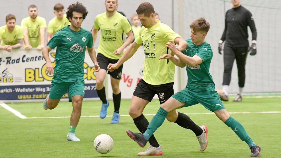 GW Firrel (Mitte Henning Röbke) kassierte am Donnerstag im 13. Hallenspiel dieser Saison die erste Niederlage. Gegen den stark aufspielenden VSK Osterholz-Scharmbeck (grüne Trikots) gab es eine 1:2-Niederlage. Fotos: Doden, Blomberg