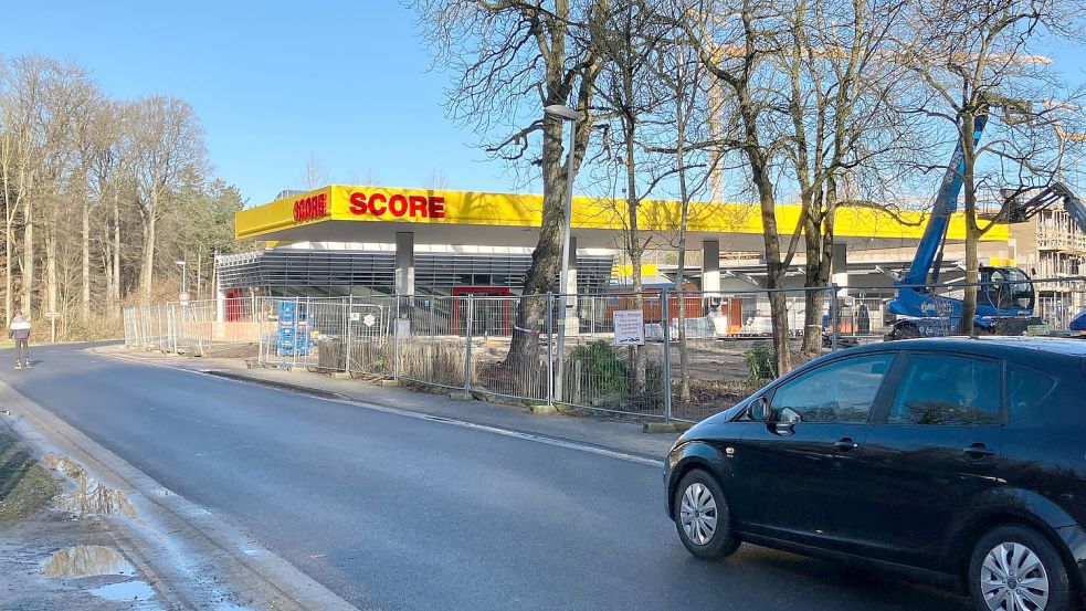 Die Score-Tankstelle sieht schon sehr fertig aus. Allerdings wird sie noch von einem Bauzaun eingesperrt. Foto: Kierstein